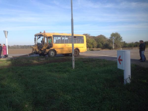 На Ставрополье грузовик протаранил школьный автобус, есть пострадавший